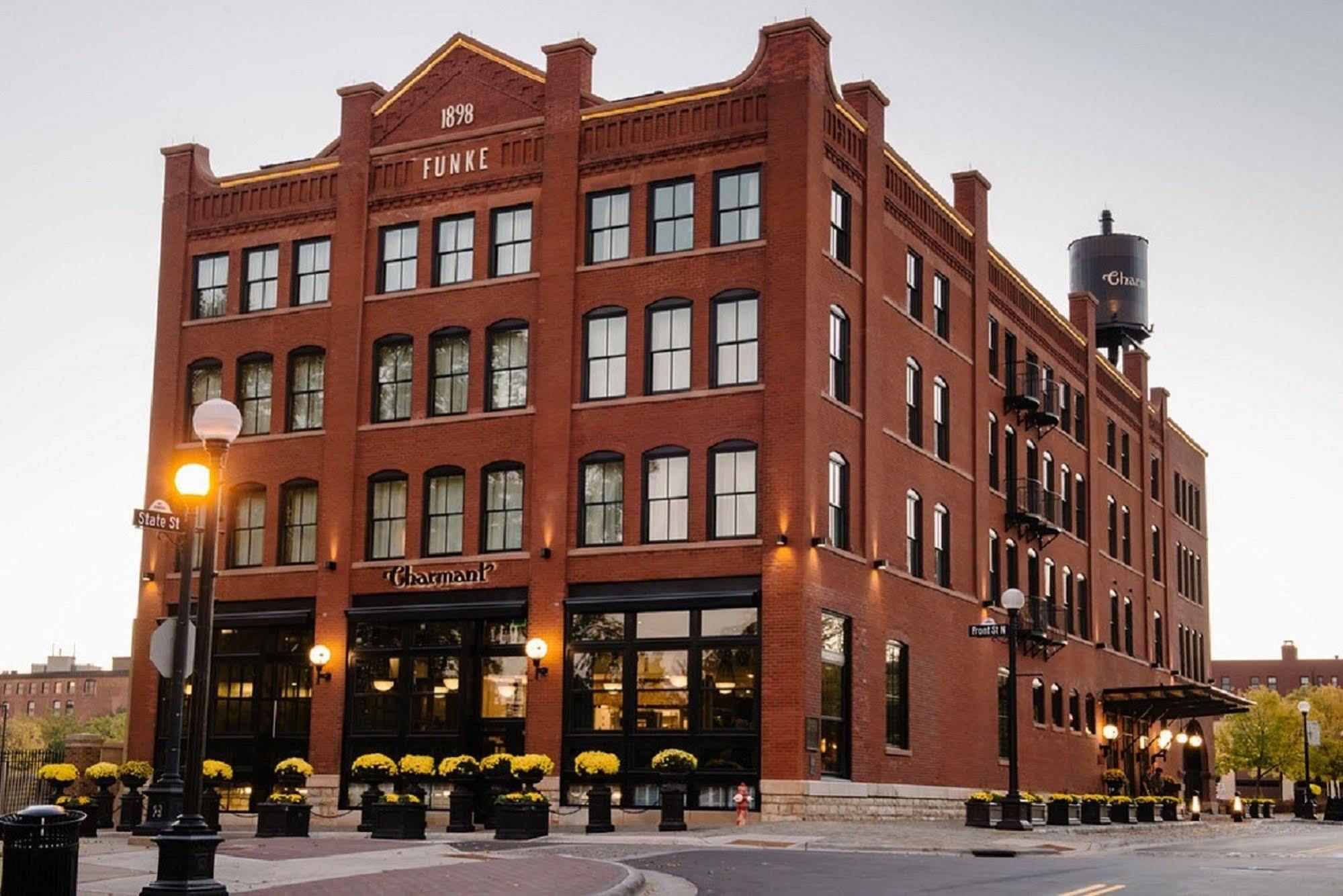 The Charmant Hotel La Crosse Exterior photo