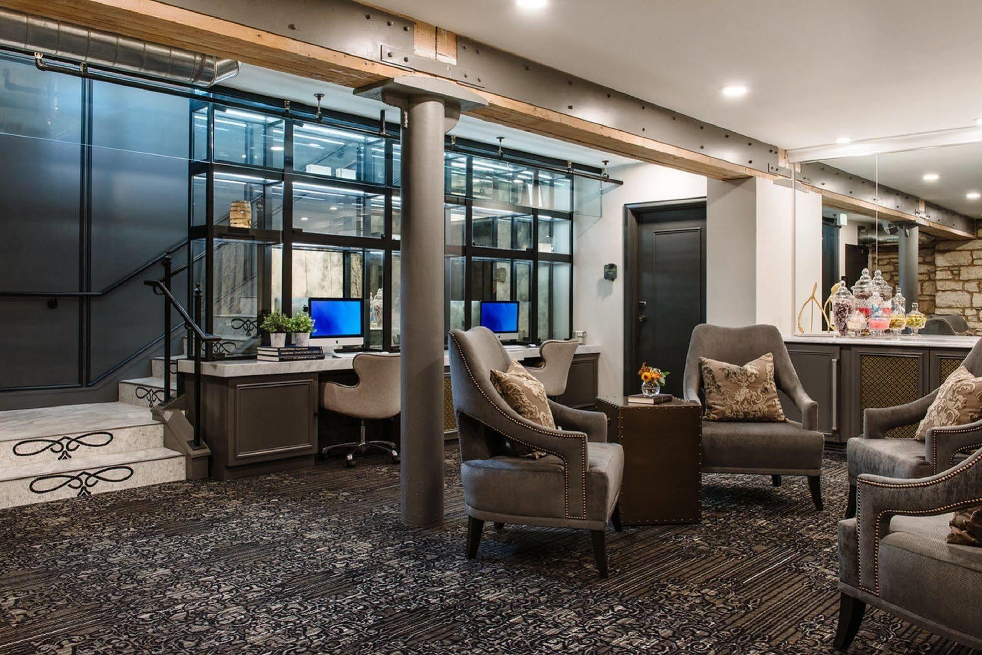 The Charmant Hotel La Crosse Exterior photo